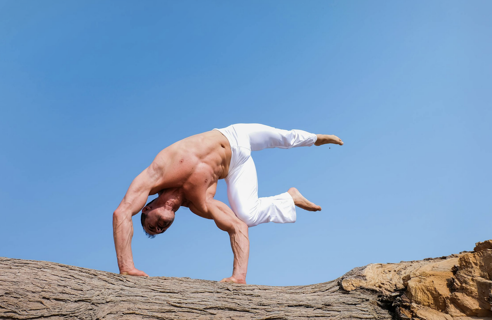 Mens Yoga Clothes – What to Put on to Yoga as a Man in 2025